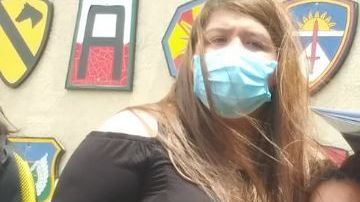 Gloría Guillén (der), madre de Vanessa, habló fuerte en Fort Hood.