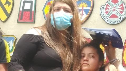 Mayra Guillén (izq.) y su madre, Gloria.