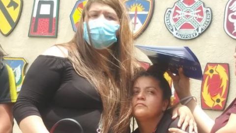 Mayra Guillén (izq.) y su madre, Gloria.
