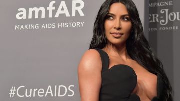 Kim Kardashian es fuertemente criticada por sus fanáticos y el supuesto uso excesivo de photoshop. "Se borro un dedo" dijeron en las redes sociales.