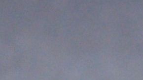 El exbasquetbolista ayuda al pequeño que recibió un disparo en un partido de futbol americano.