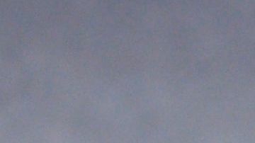 El exbasquetbolista ayuda al pequeño que recibió un disparo en un partido de futbol americano.