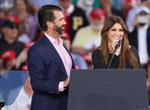 Luego de fiesta en Nueva York, novia de Donald Trump Jr. tiene coronavirus: trabaja en la campaña por reelección presidencial