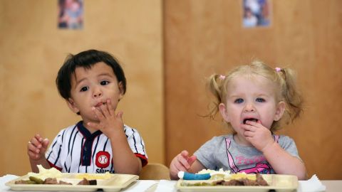 Debemos ser muy cuidadosos con la comida que le ofrecemos a nuestros hijos