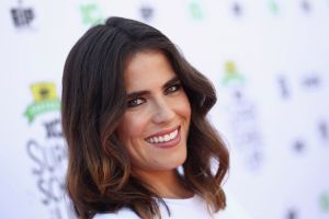 Karla Souza comparte foto amamantando a sus dos hijos y asegura sentirse como una guerrera