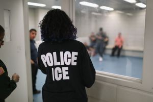 Juez niega liberación de familias migrantes bajo custodia de ICE