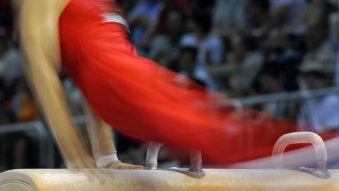 gimnasta acusado de pornografia infantil