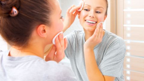 Recomiendan lavar el rostro, mínimo 2 veces al día.