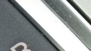 El freno de mano es conocido también como freno de emergencia.