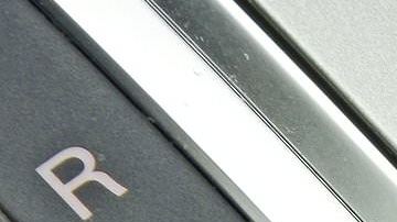 El freno de mano es conocido también como freno de emergencia.