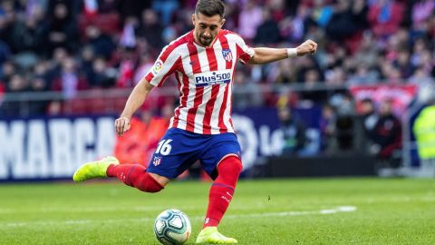 Héctor Herrera fue titular con el Atlético de Madrid y se hizo sentir en la cancha.