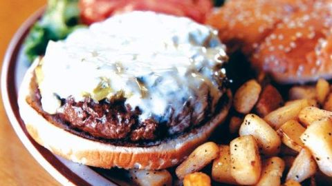 La típica hamburguesa puede ser preparada de mil y una formas.