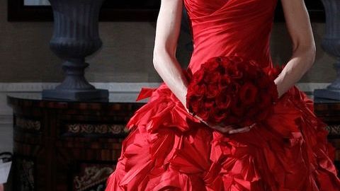 Ya se puede dejar de un llado el tradicional vestido blanco y darle paso a uno azul o, por qué no, rojo.