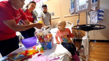 Laylah Robles, quien recibe quimoterapia en el Children´s Hospital Los Angeles, fue una de varios niños que ayer recibieron canastas de juguetes y libros alusivos a la Pascua.