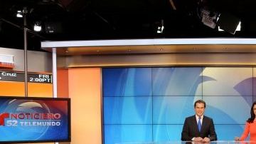 Los presentadores del Noticiero del canal 52, de izq. a der., Julio Vaquero, Dunia Elvir y Estefanía Iglesias en los nuevos estudios./