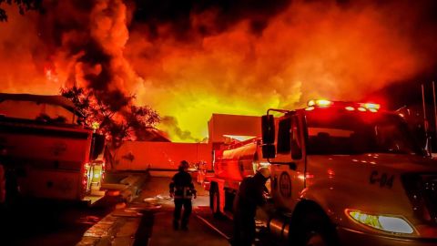 Cerca de las 3:00 am del domingo, las autoridades reportaron que el incendio fue controlado.