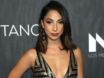 Bronceada y con bikini, María Chacón se toma una selfie desde el baño