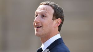 A Mark Zuckerberg se le fue la mano con el protector solar y dispara burlas en todo el mundo