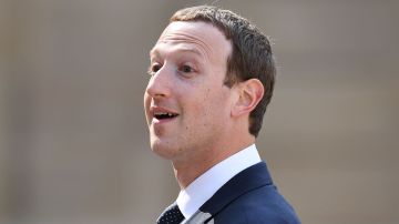 Zuckerberg se puso una enorme cantidad de protector solar en el rostro mientras surfeaba en Hawái.