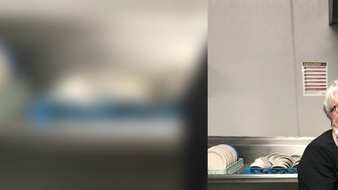 Mary Daniels en su puesto de trabajo de lavaplatos en un centro sanitario de Florida.
