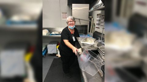 Mary Daniels en su puesto de trabajo de lavaplatos en un centro sanitario de Florida.