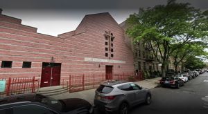 Hombre muere baleado en la cara frente a iglesia de Nueva York; adolescente también a una milla de distancia
