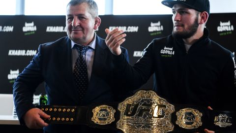 muere padre de khabib