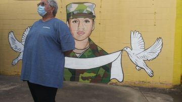 La artista de Houston Donkee Mom y el mural de Vanessa Guillén.