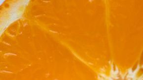 El jugo de naranja no pierde la vitamina C en pocos minutos.