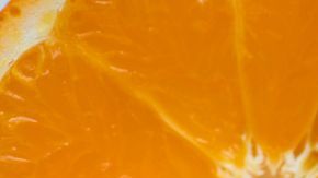 El jugo de naranja no pierde la vitamina C en pocos minutos.