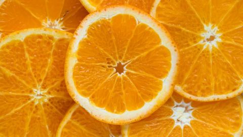 El jugo de naranja no pierde la vitamina C en pocos minutos.