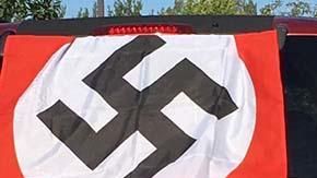 Camioneta con la bandera nazi.