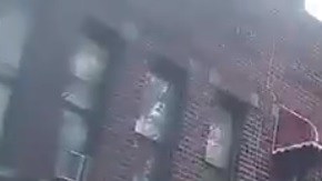 Uno de los atacantes dispara y las vecinas huyen a casa por la izquierda