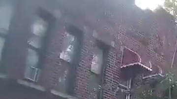 Uno de los atacantes dispara y las vecinas huyen a casa por la izquierda