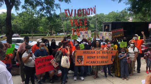 Decenas de inquilinos se apostaron ante la Corte de Vivienda de El Bronx, para hacerse escuchar. CASA