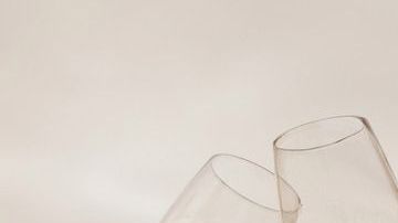 El vino tinto puede contener varios compuestos además del alcohol que podrían relajar las paredes de los vasos sanguíneos. Foto: mail272/Canva