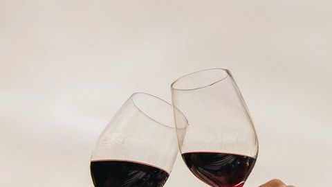 El vino tinto puede contener varios compuestos además del alcohol que podrían relajar las paredes de los vasos sanguíneos. Foto: mail272/Canva