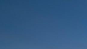 La pareja no se percató que la ola se acercaba a ellos.