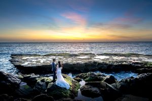 Novios son arrastrados por ola en playa de California durante sesión de fotos