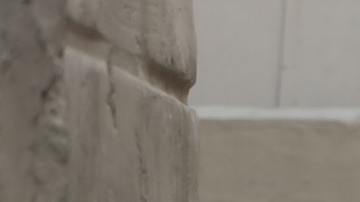 La chica muestra lo difícil que es sentarse con piernas tan kilométricas.