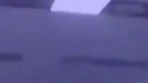 En las imágenes se ve cómo el policía golpea a la mujer.