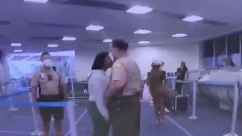 En las imágenes se ve cómo el policía golpea a la mujer.