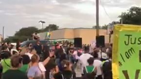 Cientos de personas exigieron justicia para Vanessa Guillén en Fort Hood.