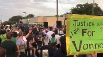 Cientos de personas exigieron justicia para Vanessa Guillén en Fort Hood.