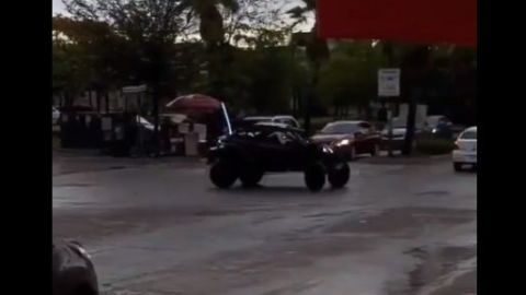 Algunos de los turistas viajaban en camionetas todoterreno.