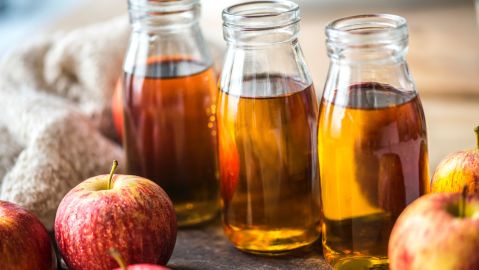 De acuerdo con la investigación científica, la ingesta de 20 gramos (equivalente a 20 ml) de vinagre de sidra de manzana diluidos en 40 ml de agua es una mezcla que tiene el poder de reducir el azúcar en sangre después de las comidas.