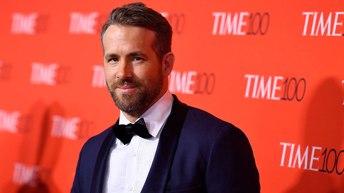 Ryan Reynolds says he’s been mistaken for Ben Affleck and even has fun answering questions about Jennifer Lopez
