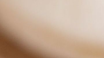 Camote con ensalada de lechuga de hojas verdes oscuras.