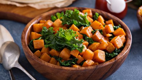Camote con ensalada de lechuga de hojas verdes oscuras.