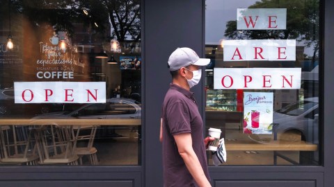 Cuando las autoridades competentes lo determinen, pongámonos la máscara facial, metamos el desinfectante en la mochila y salgamos a la calle responsablemente.